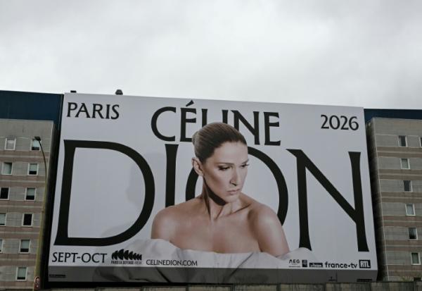 Un affiche annonçant le retour sur scène, à Paris, de la chanteuse canadienne Céline Dion, accrochée porte de Saint-Ouen au nord de Paris le 31 mars 2026