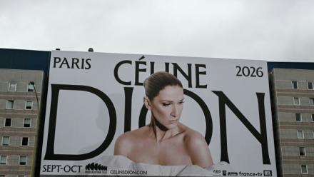 Un affiche annonçant le retour sur scène, à Paris, de la chanteuse canadienne Céline Dion, accrochée porte de Saint-Ouen au nord de Paris le 31 mars 2026