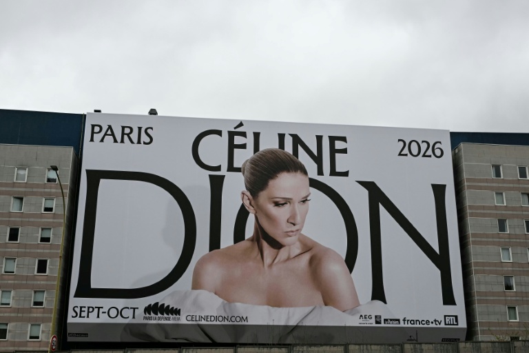 Une affiche annonçant les prochains concerts de la chanteuse québécoise Céline Dion, le 31 mars 2026 à Paris