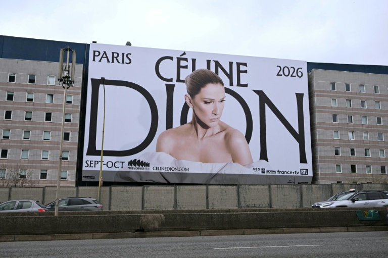 Une affiche annonçant les dates des prochains concerts de la chanteuse canadienne Céline Dion sur la façade d'un hôtel surplombant le boulevard périphérique à la porte de Saint-Ouen, dans le nord de Paris, le 31 mars 2026