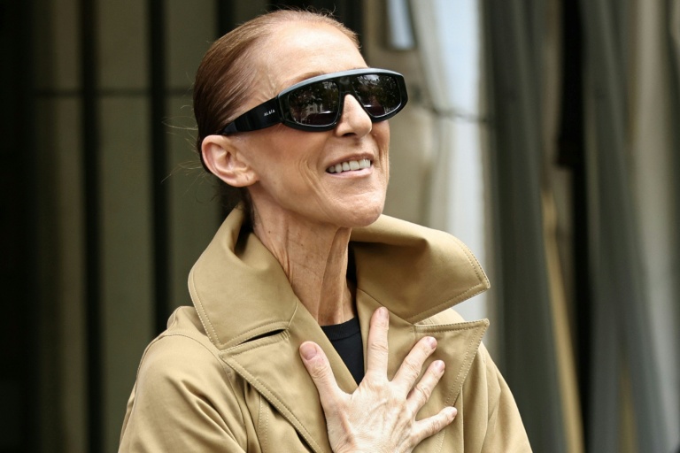 La chanteuse Céline Dion salue ses fans à son arrivée à l'hôtel Le Royal Monceau à Paris le 28 août 2026