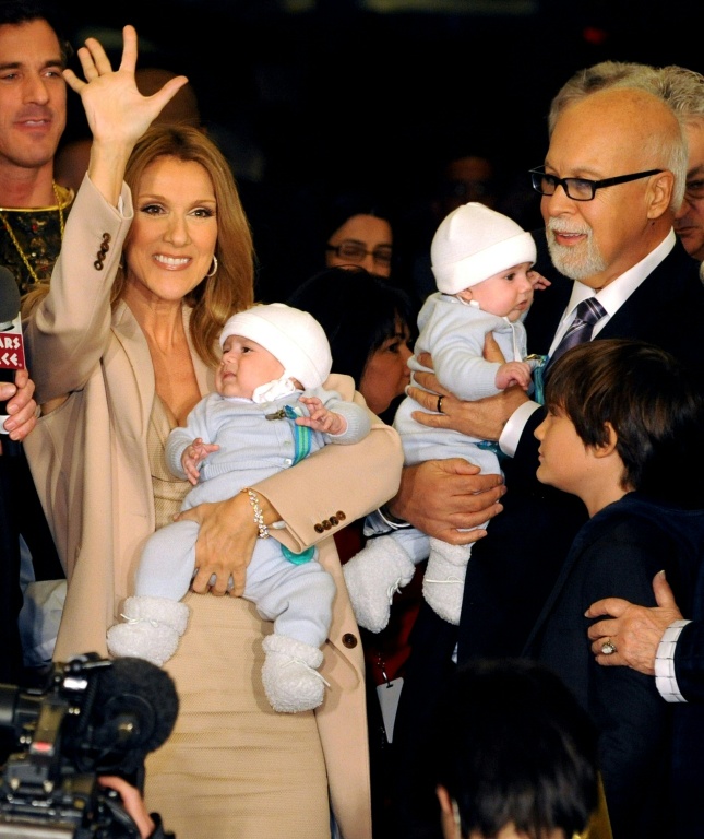 Céline Dion au Caesars Palace de Las Vegas le 16 février 2011 accompagnée de son mari, René Angélil, de son fils, René-Charles, et de ses jumeaux, Eddy et Nelson