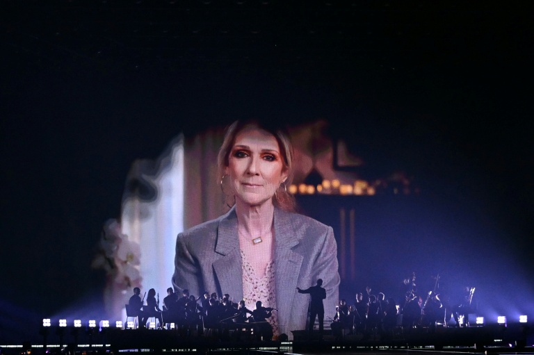 La chanteuse canadienne Céline Dion apparaît sur un écran pour un message enregistré lors de la première demi-finale du Concours Eurovision de la chanson 2025 à Bâle, le 13 mai 2025 en Suisse