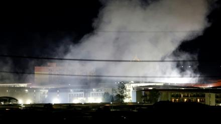 De la fumée au-dessus de bâtiments après une explosion au complexe de KK Park, dans l'est de la Birmanie, vue depuis le district de Mae Sot, dans la province de Tak en Thaïlande, le 24 octobre 2025