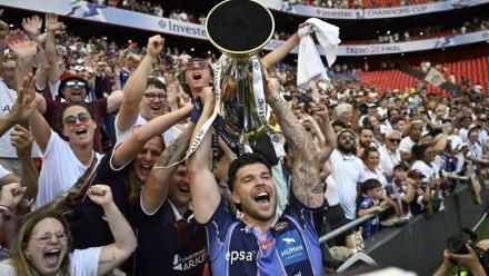 Matthieu Jalibert de Bordeaux-Bègles brandit la Champions Cup remportée pour la deuxième année consécutive, le 23 mai 2026 à Bilbao face au Leinster