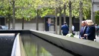 Le roi Charles III et la reine Camilla déposent des fleurs lors de leur visite au mémorial du 11-Septembre aux côtés de l'ancien maire de New York Michael Bloomberg (g), le 29 avril 2026