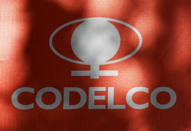 Logo de La compagnie publique chilienne Codelco, premier producteur mondial de cuivre, sur la facade de son immeuble à Santiago du Chilie le 20 mai 2025.
