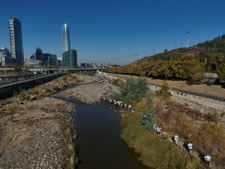 Des coureurs participent à une course le long des rives du fleuve Mapocho à Santiago, le 17 mai 2026 au Chili