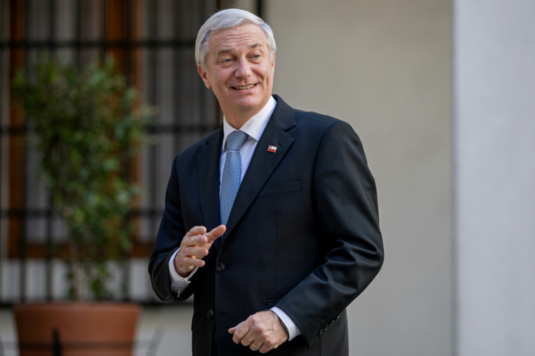Le président élu du Chili, José Antonio Kast, à l'issue d'une rencontre avec le président sortant Gabriel Boric au palais présidentiel de La Moneda à Santiago, le 15 janvier 2026