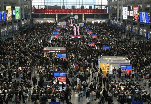 Des passagers s'apprêtent à prendre le train à Shanghai le 30 avril 2026