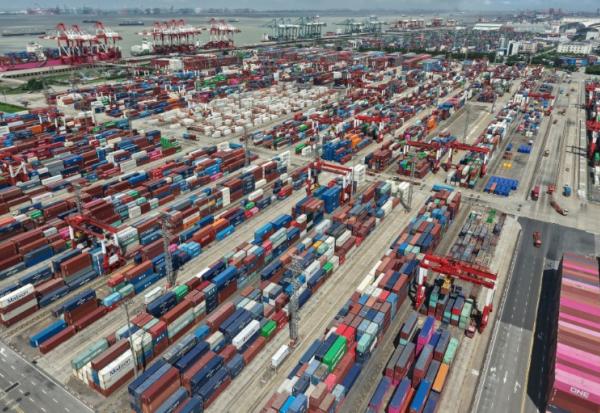 Vue aérienne de conteneurs au port de Shanghai, le 13 octobre 2025