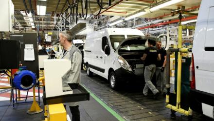 Sur une ligne de montage de véhicules Master à l'usine de Renault à Batilly, dans l'est de la France, le 6 mars 2017