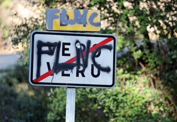 Le panneau du village de Véro (Corse-du-Sud), le 13 janvier 2026, porte la mention FLNC, Front de libération nationale corse dont Alain Orsoni, assassiné la veille, était un des fondateurs