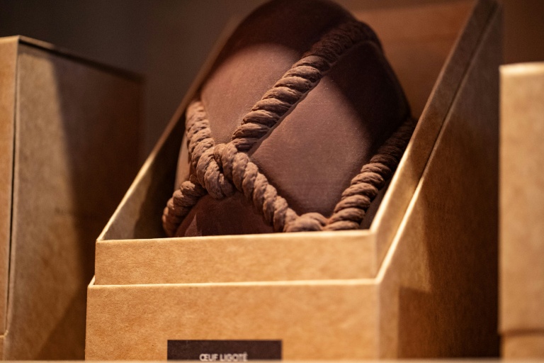 Un oeuf de Pâques en chocolat dans une boutique du pâtissier Pierre Hermé, le 13 mars 2024 à Paris