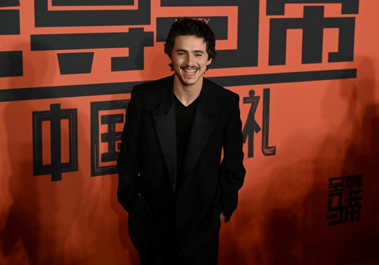 'acteur franco-américain Timothée Chalamet pose à son arrivée sur le tapis rouge pour la projection de son film Marty Supreme à Pékin le 10 mars 2026