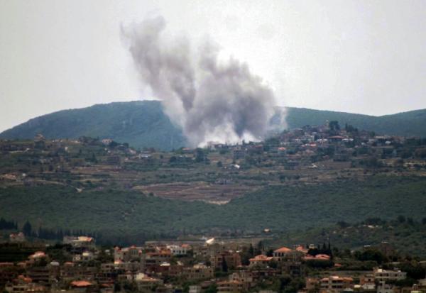 Un panache de fumée après une frappe aérienne israélienne sur le village de Zibqin, dans le sud du Liban, le 17 mai 2026 
