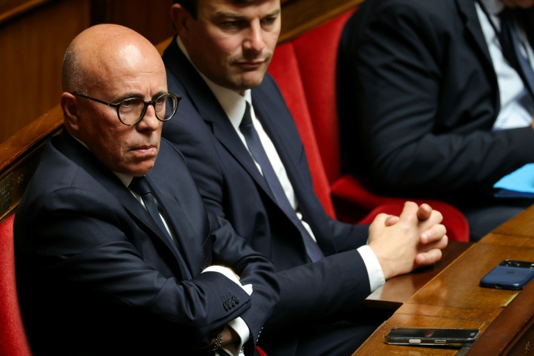 Le président du groupe parlementaire UDR, Éric Ciotti (g) lors des questions au gouvernement à l'Assemblée nationale, le 16 juin 2026 à Paris