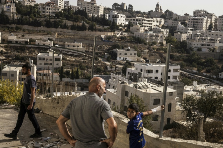 Des Palestiniens forcés par l'armée israélienne à évacuer leur habitation dans le quartier d'Ein Deir Baha, dans la ville d'Hébron, en Cisjordanie occupée, le 24 octobre 2026 