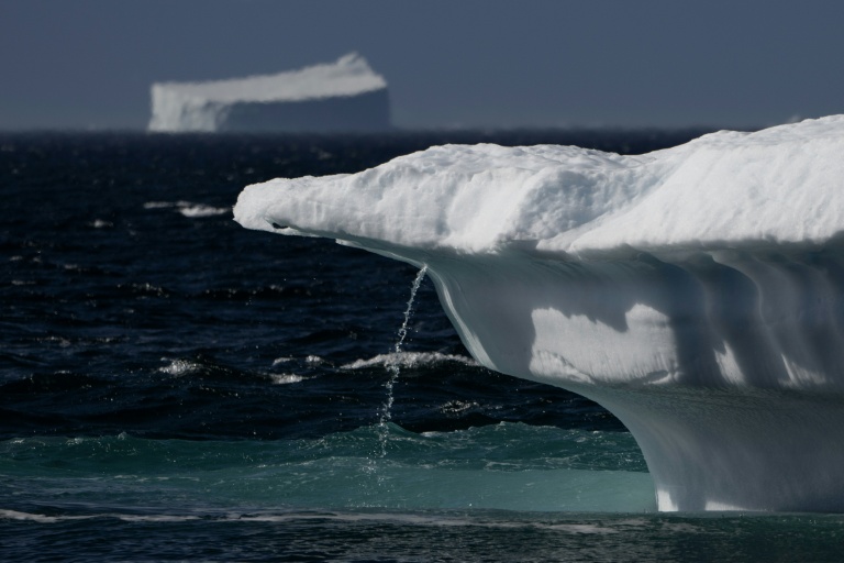 De l'eau s'écoule d'un glacier en train de fondre le 12 août 2023 dans le détroit de Scoresby, au Groenland 