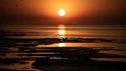 Des blocs de glace dérivent dans le lac Supérieur alors que le soleil se lève à Duluth, aux Etats-Unis, le 13 avril 2023