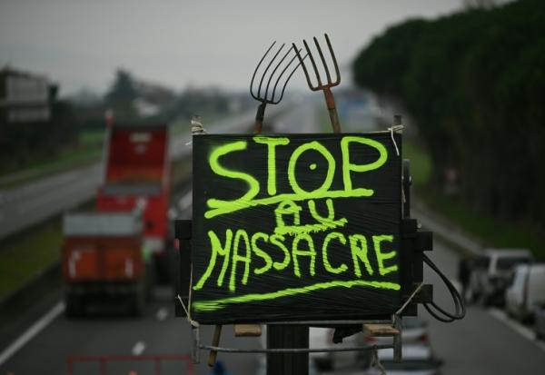 Barrage des agriculteurs sur l'autoroute A64 à Carbonne, en Haute-Garonne, le 19 décembre 2025 