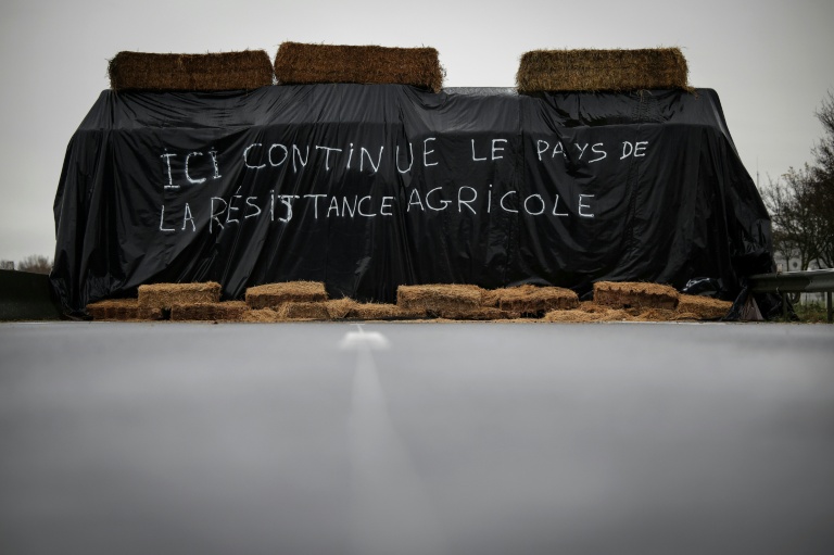 Des ballots de paille sur l'autoroute A64 bloquée par des agriculteurs, le 22 décembre 2025 à Carbonne, en Haute-Garonne