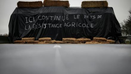Des ballots de paille sur l'autoroute A64 bloquée par des agriculteurs, le 22 décembre 2025 à Carbonne, en Haute-Garonne