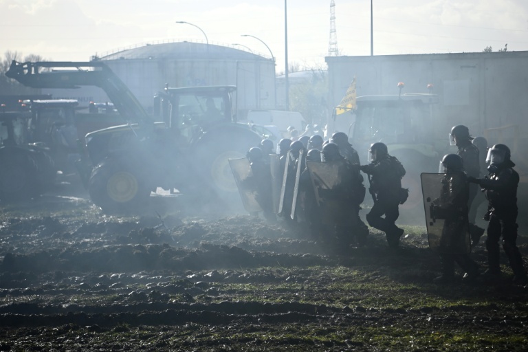 Des gendarmes lors d'une intervention pour lever le blocage par des agriculteurs du dépôt de carburant de Bassens, près de Bordeaux, le 10 janvier 2026