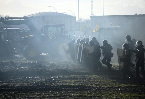 Des gendarmes lors d'une intervention pour lever le blocage par des agriculteurs du dépôt de carburant de Bassens, près de Bordeaux, le 10 janvier 2026