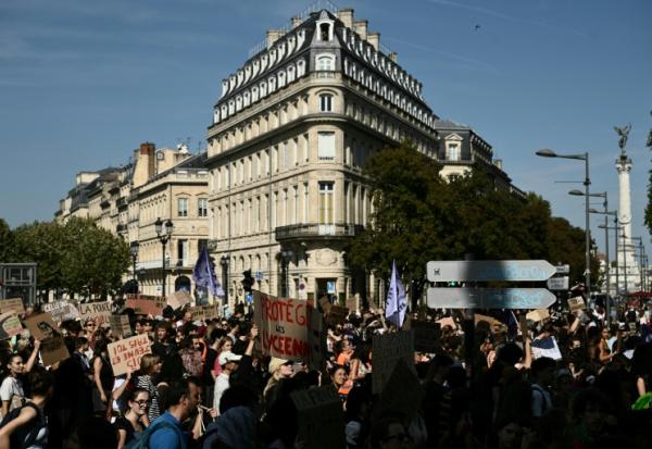 Des manifestants sont rassemblés dans le cadre du mouvement des lycéens, le 6 octobre 2026 à Bordeaux (Gironde)