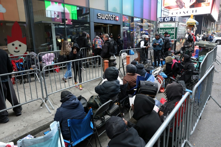 Une file d'attente devant le magasin Swatch à Times Square à New York, le 15 mai 2026