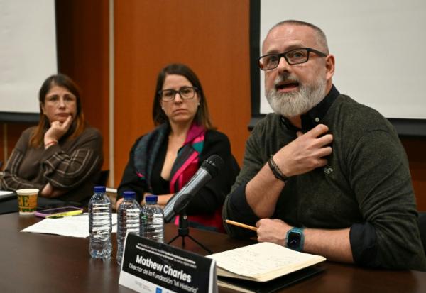 Mathew Charles, directeur de la fondation "Mi historia", à côté de Juanita Goebertus, directrice Amériques de Human Rights Watch, et de la Défenseure du peuple Iris Marin Ortiz, lors d'une conférence de presse à Bogota sur le recrutement d'enfants, le 24 août 2026
