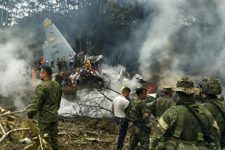 Des soldats et des secouristes près d'un Hercules de l'armée de l'air daprès le crash de l'appareil au décollage à Puerto Leguizamo, en Colombie, le 23 mars 2026