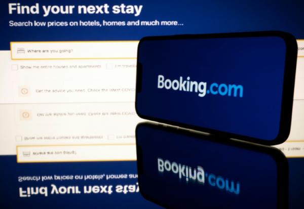 Une plainte pour complicité et recel aggravé de crimes de guerre vise les plateformes Airbnb et Booking.com, accusées par La Ligue des droits de l'Homme (LDH) de favoriser le "tourisme d'occupation"