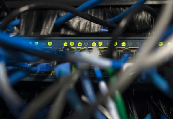Des câbles réseau fichés dans le serveur d'un immeuble de bureaux à Washington, le 13 mai 2017