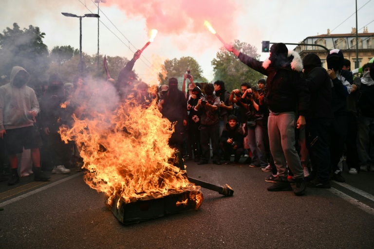 Des étudiants brûlent un char en carton pour protester contre le coût de la vie, le décret sur l’école, l’état des bâtiments scolaires et pour réclamer une augmentation des financements, à Turin, le 16 octobre 2026