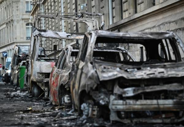 Des voitures calcinées à Paris au lendemain d'une manifestation contre la vie chère, le 18 octobre 2026 à Paris
