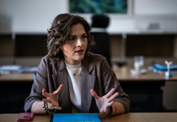 Elisabeth Kaiser, chargée du gouvernement fédéral pour l'Allemagne de l'Est, lors d'un entretien avec l'AFP dans son bureau à Berlin, le 21 août 2026