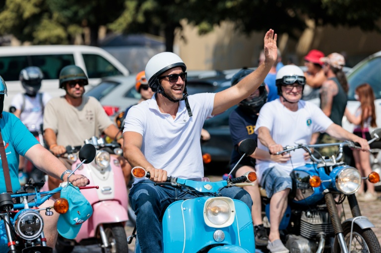 Ulrich Siegmund, tête de liste du parti d'extrême droite Alternative pour l'Allemagne (AfD) aux élections régionales de Saxe-Anhalt, sur un scooter Simson lors d'un meeting de campagne à Jessnitz, dans l'est de l'Allemagne, le 28 juin 2026