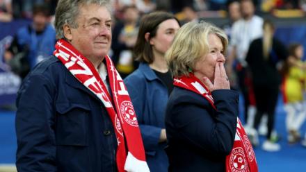Sylvie Godard, lamère du journaliste sportif français emprisonné Christophe Gleizes (d), et son beau-père Francis Godard lors du coup d'envoi de la finale de la Coupe de France de football opposant le RC Lens à l'OGC Nice au Stade de France, à Saint-Denis, le 22 mai 2026 en Seine-Saint-Denis