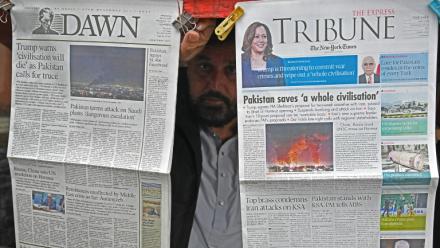 Etal de journaux à Istalamabad, le 8 avril 2026