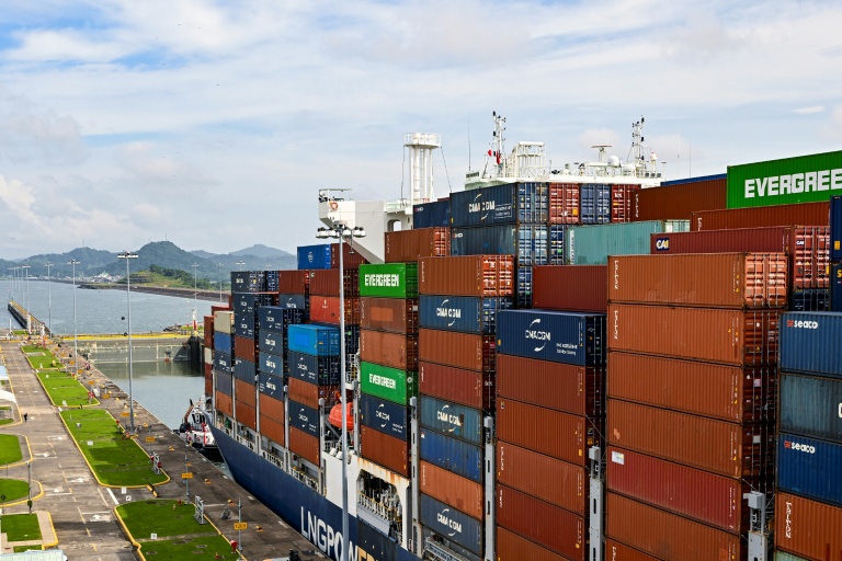 Le porte-conteneurs CMA CGM Arctic, battant pavillon maltais, passe par les écluses de Cocoli dans le canal de Panama, le 3 septembre 2026