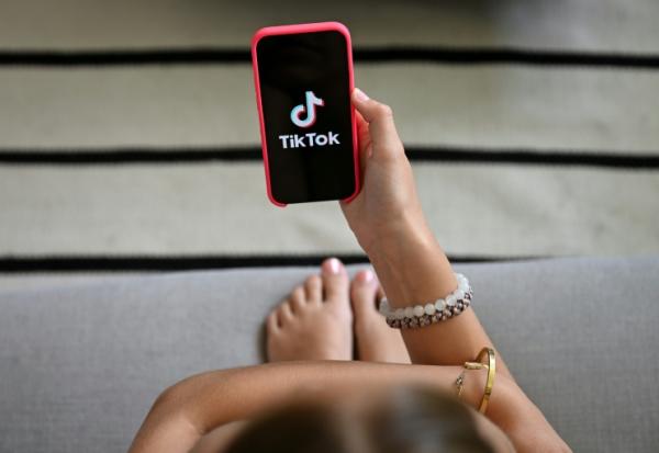 Une adolescente regarde son smartphone à Bruxelles, le 7 juillet 2026