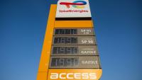 Un panneau affiche les prix de l'E10, du SP98, du diesel Suprême et du diesel dans une station-service TotalEnergies à Saint-Léonard, dans le Pas-de-Calais,  le 9 mars 2026