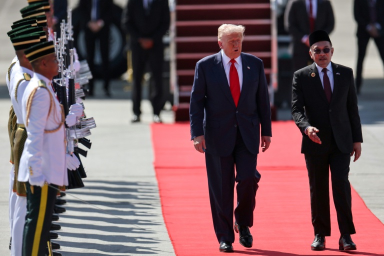 Le président américain Donald Trump (à gauche) et le Premier ministre malaisien Anwar Ibrahim à l'aéroport de Kuala Lumpur le 26 octobre 2025.