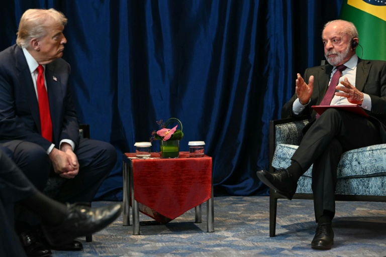 Le président américain Donald Trump (à gauche)  et son homologue brésilien Luiz Inacio Lula da Silva (à droite) en marge du 47e sommet de l'Asean à Kuala Lumpur le 26 octobre 2025.