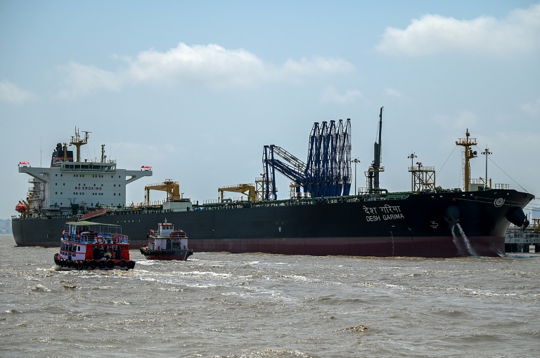 Le Desh Garima, un pétrolier battant pavillon indien, transportant du pétrole brut  amarré à un terminal de déchargement sur la côte de Bombay, après avoir pu transiter par le détroit d'Ormuz, le 30 avril 2026