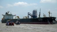 Le Desh Garima, un pétrolier battant pavillon indien, transportant du pétrole brut  amarré à un terminal de déchargement sur la côte de Bombay, après avoir pu transiter par le détroit d'Ormuz, le 30 avril 2026