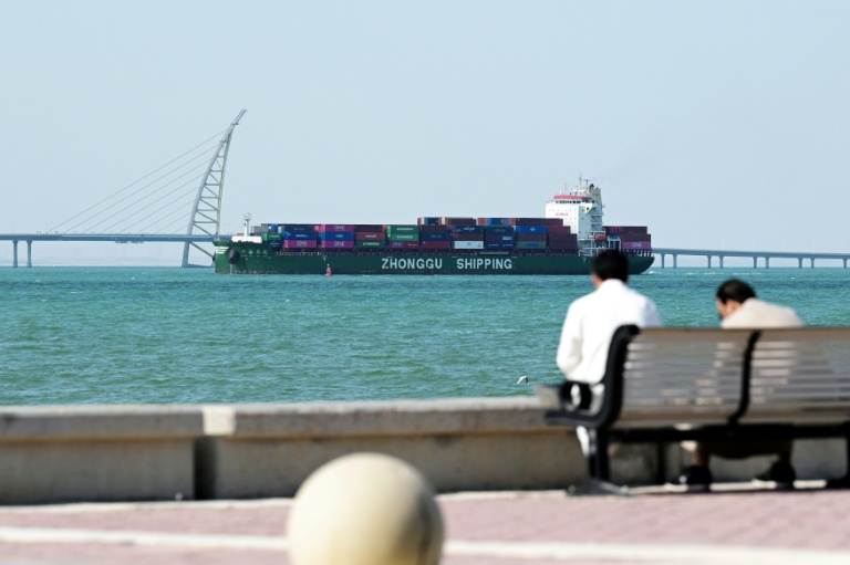 Un porte-conteneur chinois appartenant à Zhonghu Shipping passet devant le port de Shuwaikh au Koweit, le 28 février 2026
