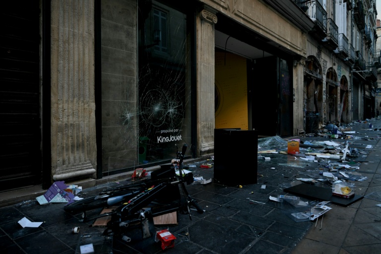 Des magasins pillés et endommagés à Bordeaux, au lendemain d'une manifestation contre la vie chère, le 18 octobre 2026